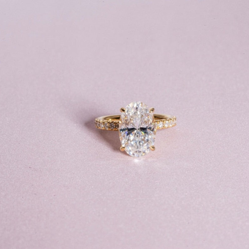 Men's Casual Pigeon Egg Moissanite Ring with Golden-Tone Accents